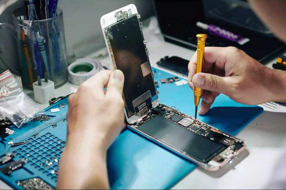 professional phone repair technician diagnosing smartphone network and 5G connectivity issue with diagnostic tools